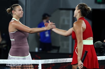 Aryna Sabalenka Amanda Anisimova hands