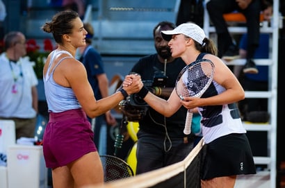 Aryna Sabalenka Iga Swiatek hands