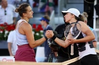 Aryna Sabalenka Iga Swiatek hands