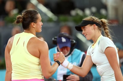 Aryna Sabalenka Mirra Andreeva hands