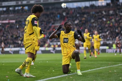 Donyell Malen celebrates his goal
