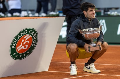 Carlos Alcaraz french open trophy