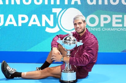 Carlos Alcaraz tokyo trophy