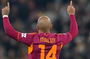 Donyell Malen Roma celebrate