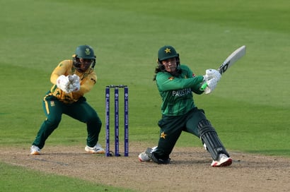 Fatima Sana of Pakistan (R) Getty Images)