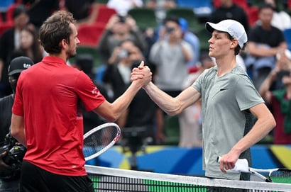 Jannik Sinner Daniil Medvedev hands