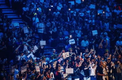 League of Legends fans