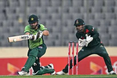 Pakistan's Salman Ali Agha (L) (Getty Images)