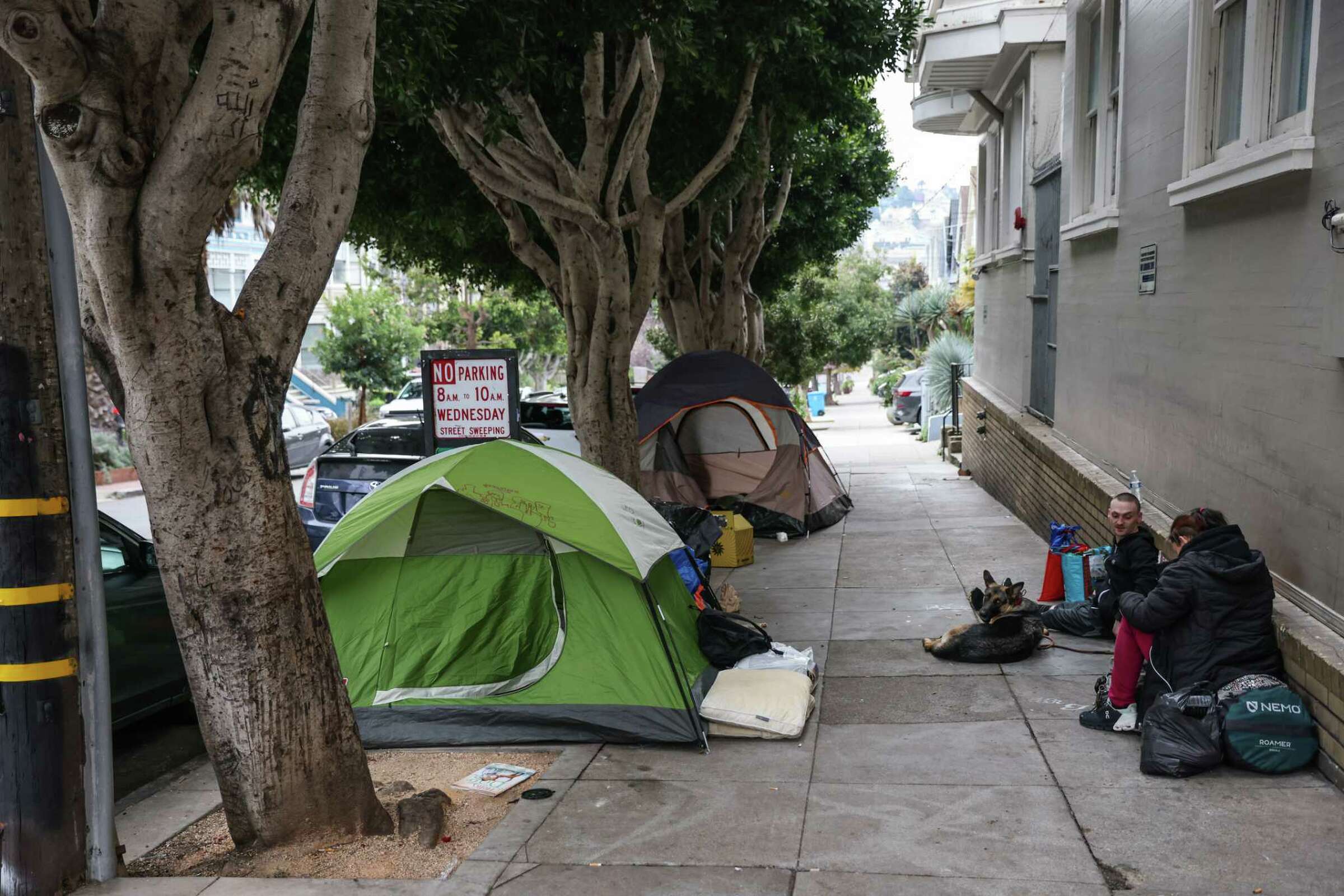 Jarred y Cassie, sin techo, sentados en la acera de El Castro. Gabrielle Lurie/The Chronicle.
