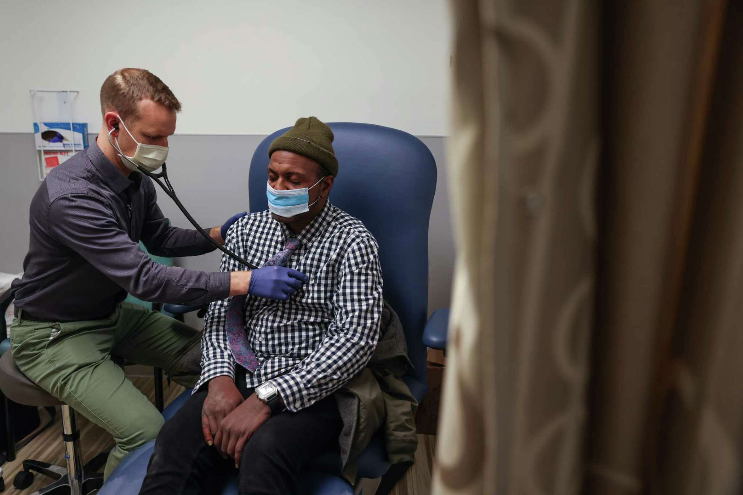 Desean Dixon, sin techo desde hace más de una década, se somete a una revisión cardíaca con el Dr. Stephen Matzat (izquierda) en el Centro de Salud Castro-Mission de San Francisco. Gabrielle Lurie/The Chronicle.