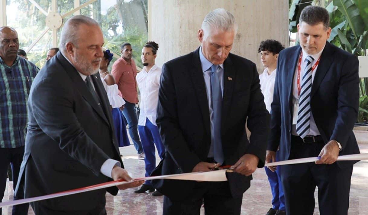 El gobernante Díaz-Canel (centro), el primer ministro Manuel Marrero y el ministro de Comercio Exterior y la Inversión Extranjera Óscar Pérez-Oliva en una feria de negocios en 2025. Foto: Cubadebate