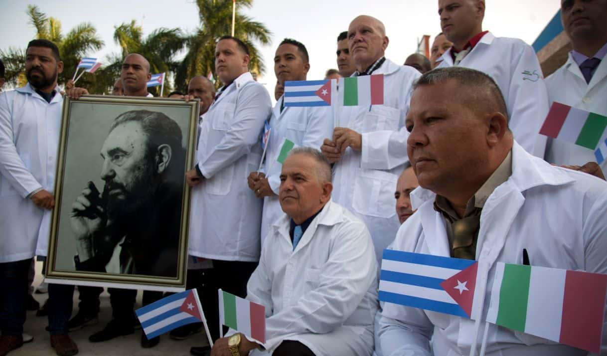 Sin pasaporte, sin salario íntegro ni libre movimiento: la CIDH documenta el «trabajo forzoso» en misiones médicas cubanas