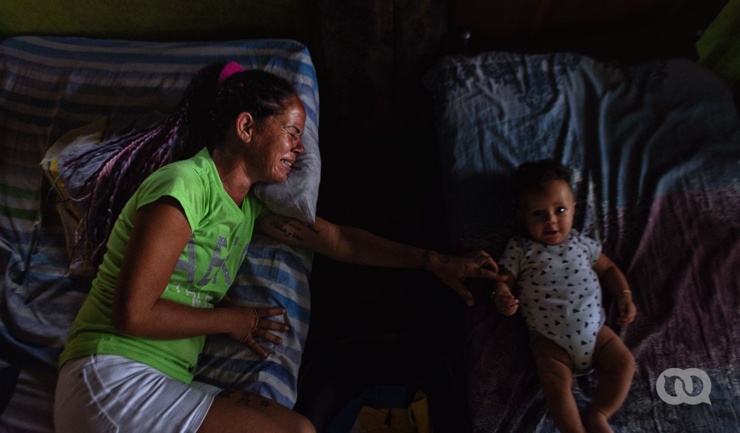 mujer niño cama