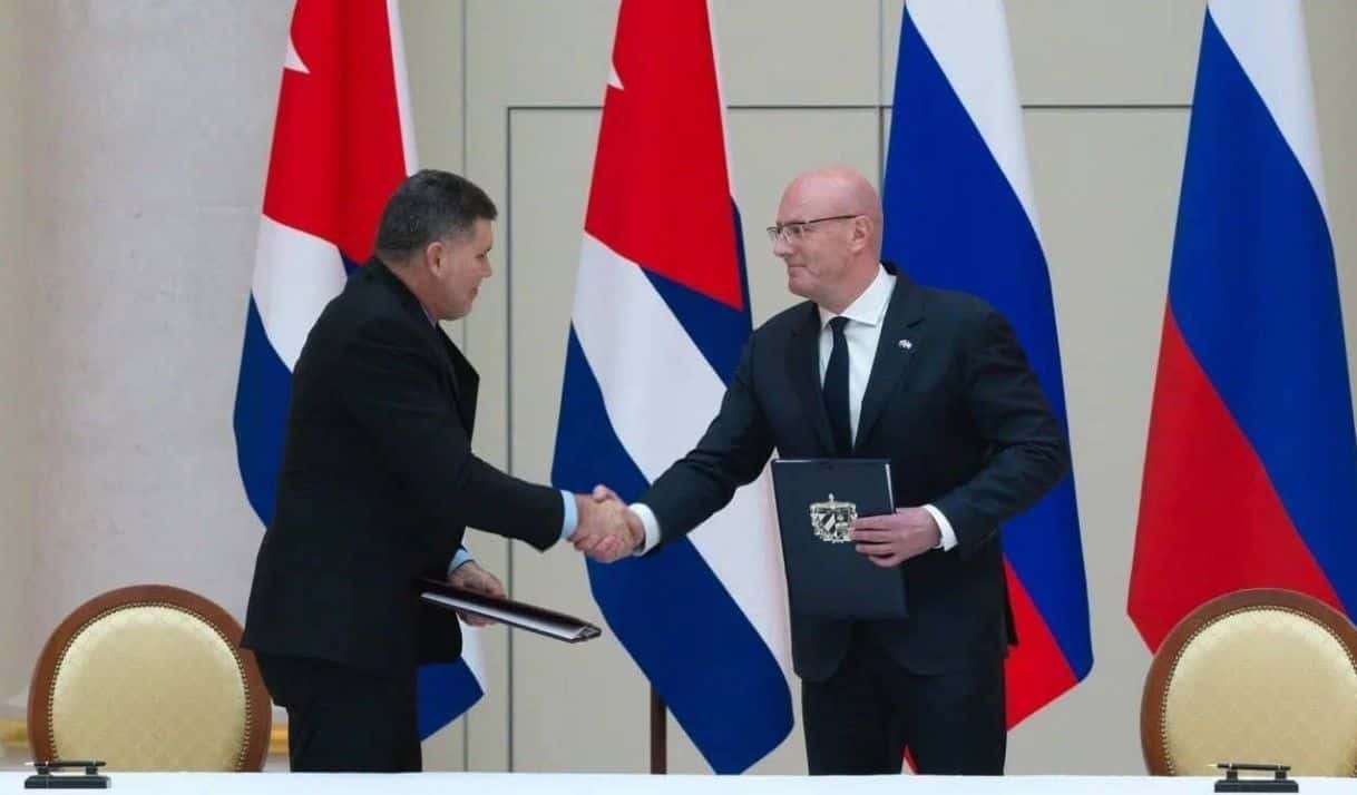Oscar Pérez-Oliva Fraga, vice primer ministro cubano, con el vicepresidente ruso, Dmitry Chernyshenko, en la última sesión de la Comisión Intergubernamental Rusia-Cuba. Foto: Gobierno Cuba