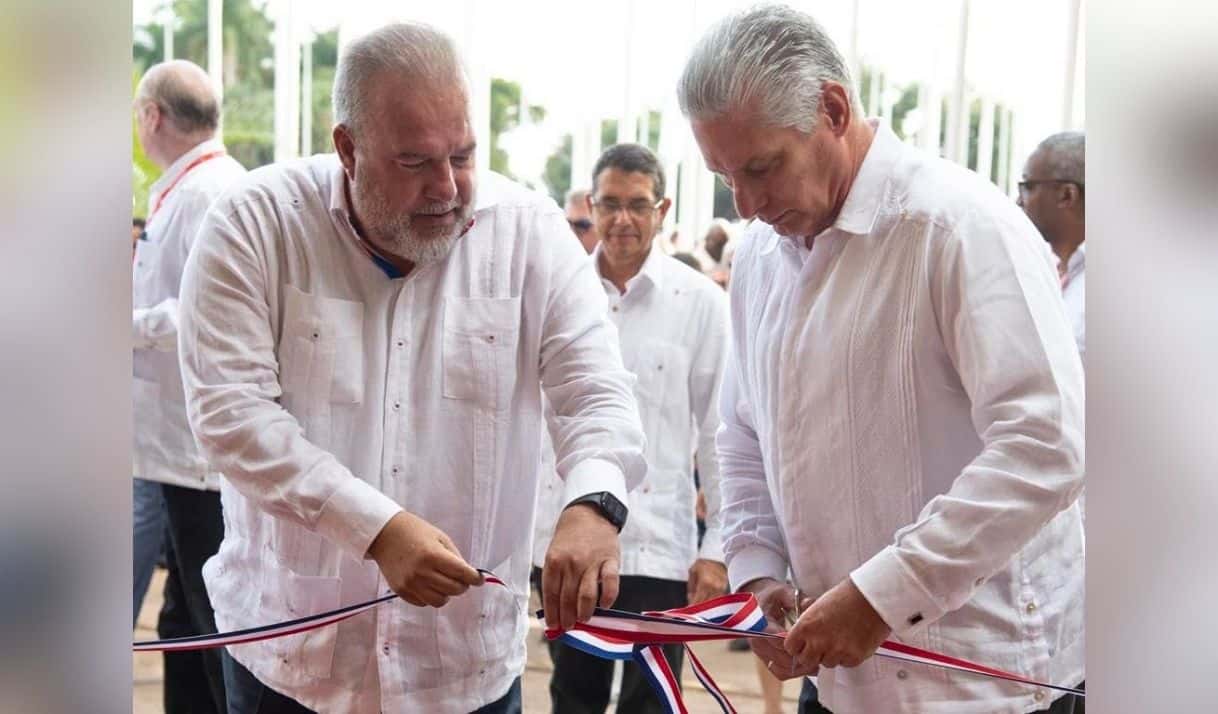 El primer ministro, Manuel Marrero, y el gobernante Miguel Díaz-Canel, inauguran una feria de negocios en 2022. Foto: Prensa Latina