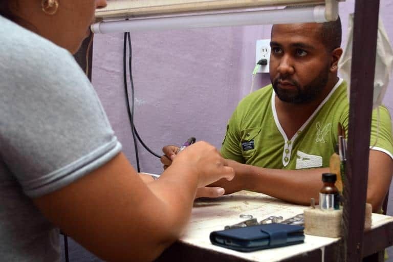 Un hombre que ‘pone uñas&#8217;.