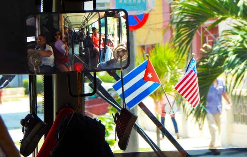 En cualquier lugar aparece una bandera USA junto a la cubana. Foto: Alejandro Ulloa