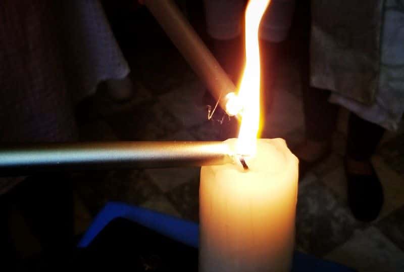 Dos velas que dan vida a una misma llama como los dos corazones que alimentarán desde ahora un mismo amor.
