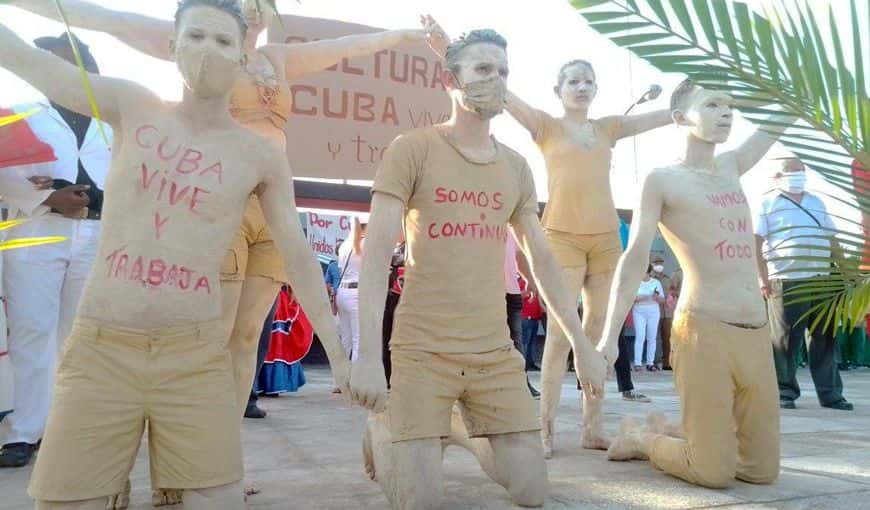 Desfile en Báguanos, Holguín. Foto: Tomada del perfil de Facebook de Yanara Serrano.
