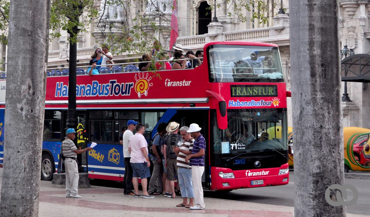 bus personas calle Habana turismo