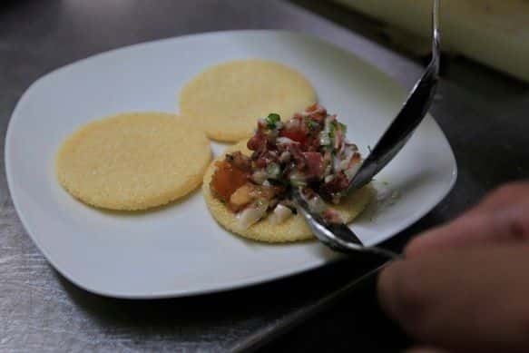 La imagen muestra porciones de Casabe acompañando el seviche de pulpo, plato que se oferta en La Fajoma, restaurante privado ubicado en el centro histórico de La Habana Vieja,Cuba.15 de enero de 2020.Foto: Jorge Luis Baños/IPS