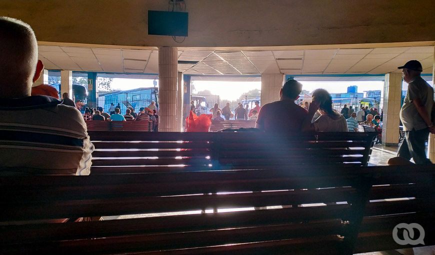 Pasajeros en la terminal intermunicipal de Santa Clara. Foto: Sadiel Mederos.