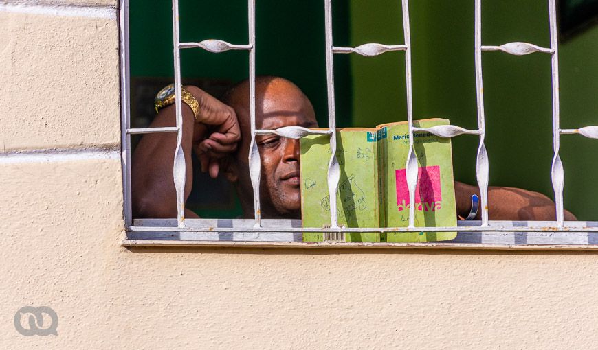 Tal vez este hombre estaba, como Benedetti, decidiendo qué clase de día quería tener.