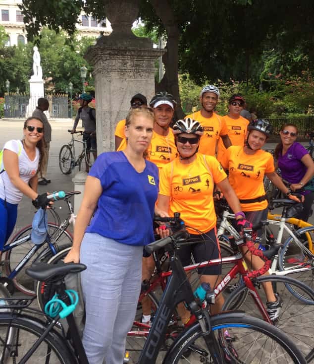 Alexandra Valkenburg en la iniciativa Pedaleando por el Clima en La Habana Vieja. Foto: Tomada de su perfil en Twitter.
