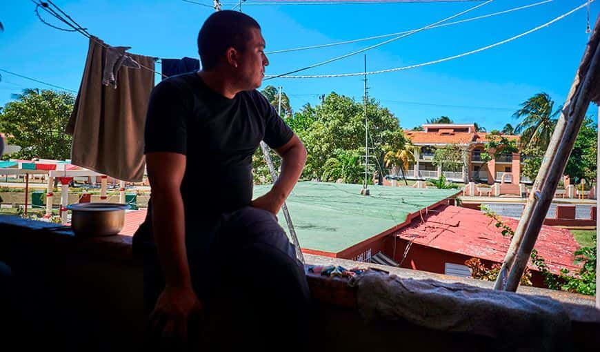 Los pobladores llevan años observando cómo los rodean las nuevas edificaciones turísticas. La casona de calle 12 ha terminado por convertirse en un anacronismo en medio del boom inmobiliario que experimenta Varadero.