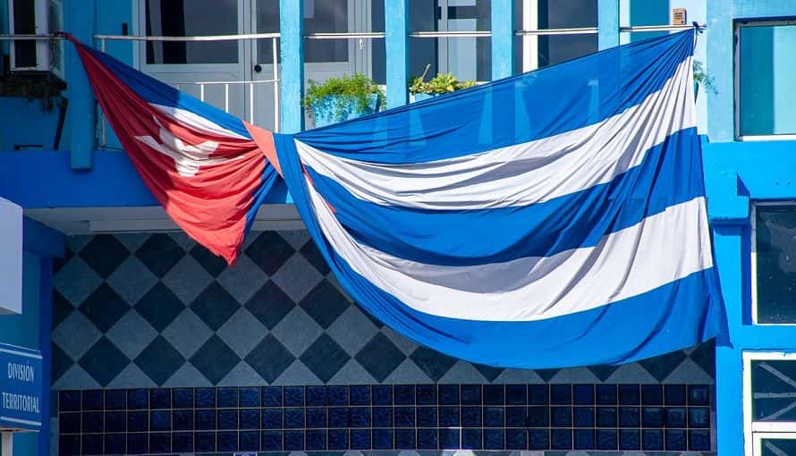 Bandera cubana en edificio gubernamental. Foto: Sadiel Mederos (elTOQUE)