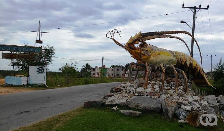 Escultura en la entrada de La Coloma. Fotos: Jesús Arencibia