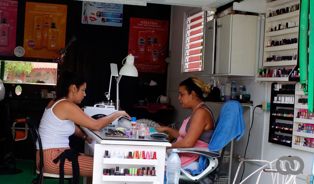 mujeres mensa pintura de uñas