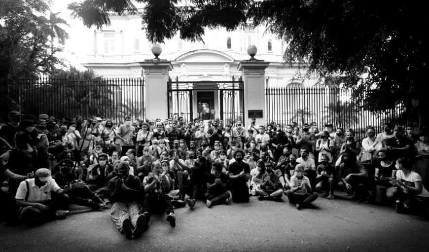 Participantes en la protesta pacífica en la entrada del Ministerio de cultura. Foto: Alba León/Periodismo de Barrio