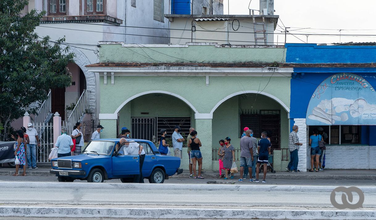 carro personas calle Cuba