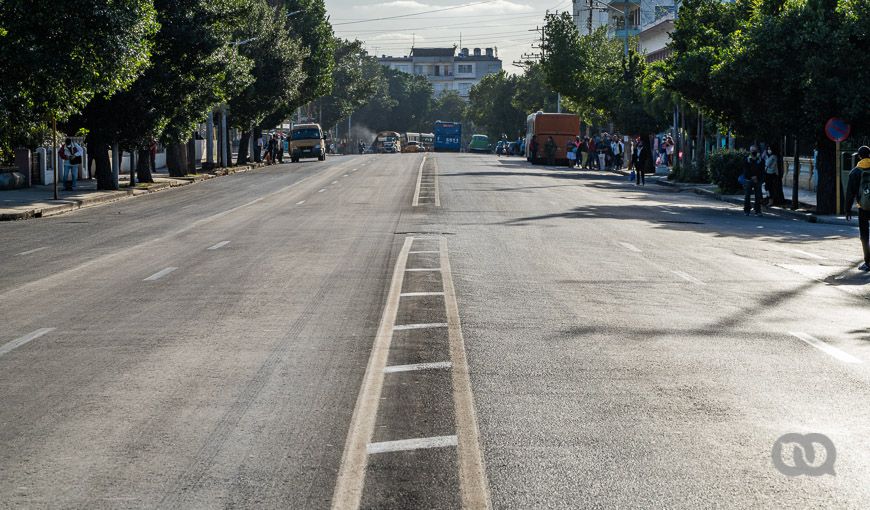 Calle 23, Vedado, tráfico, doble vía, La Habana. Foto: Ernesto Verdecia.