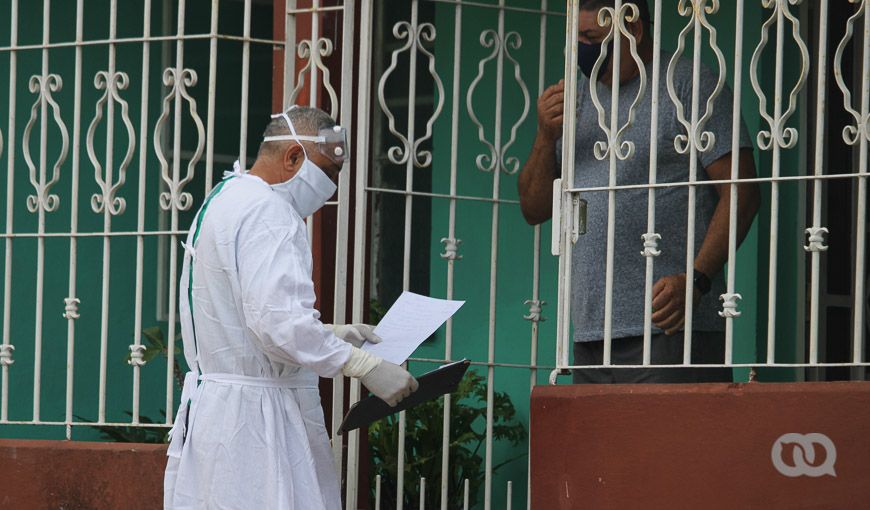 Médico cubano ensayo clínico para vacunas cubanas. Foto: Yandry Fernández.