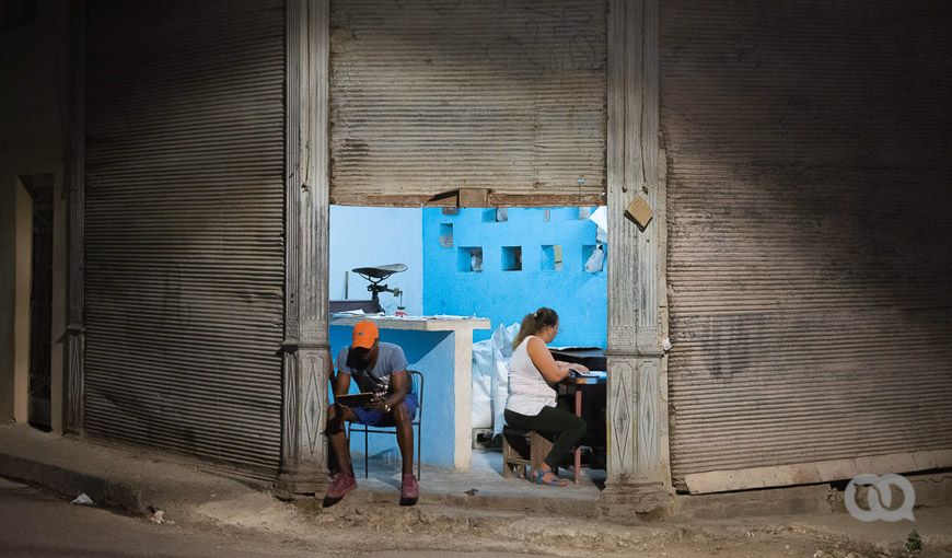 Bodega cubana, pesa, productos alimenticios, canasta básica, libreta de abastecimiento, noche, Habana Vieja