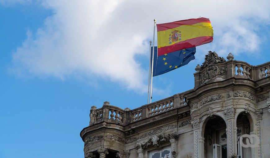 Bandera ondeando en el consulado de España en Cuba, La Habana, Unión Europea, Embajada española, trámites consulares. Foto: Ernesto Verdecia.