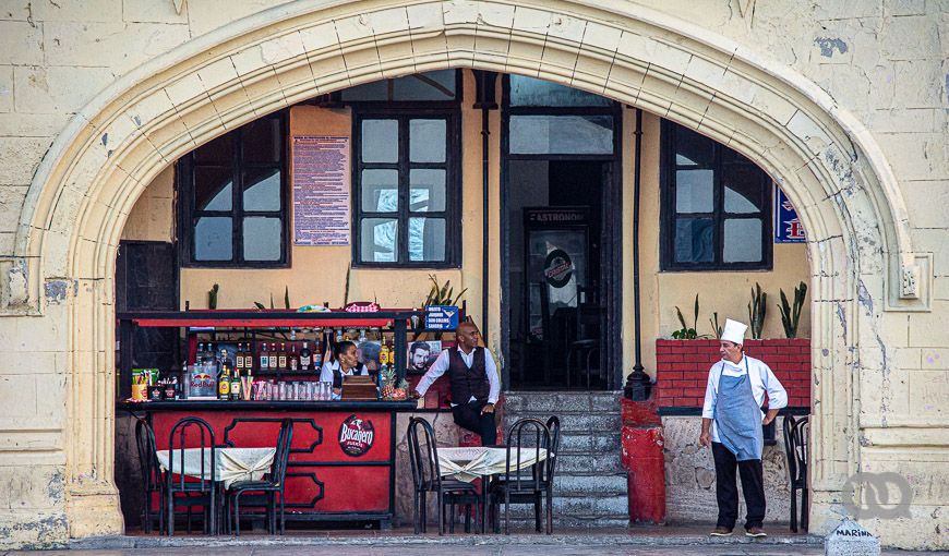 Restaurante estatal en el Malecón habanero. Foto: Sadiel Mederos.