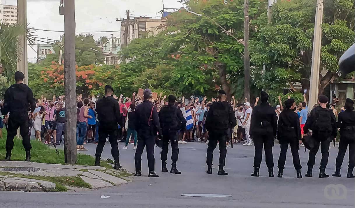 Tropas especiales del Ministerio del Interior impiden el paso a una protesta pacífica en La Habana, el 11 de julio de 2021.