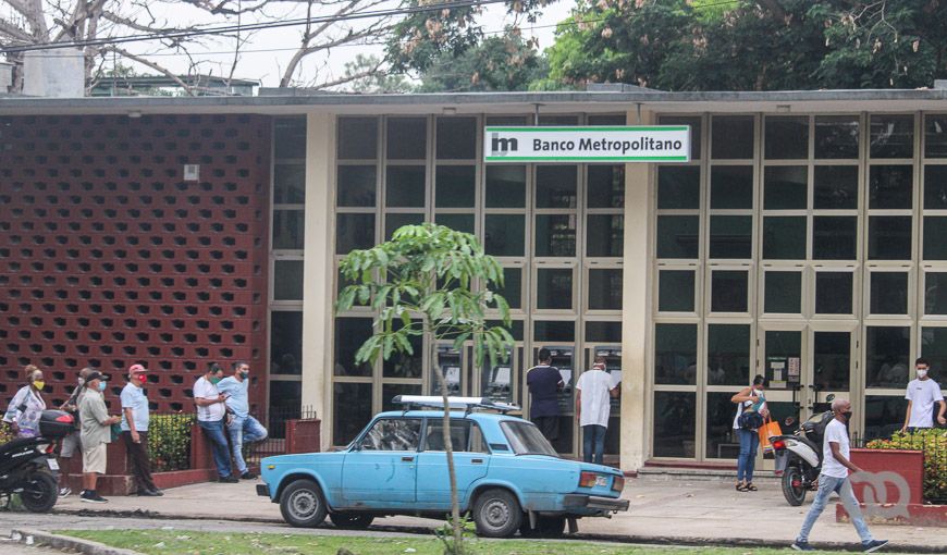 Banco Metropolitano en Cuba, tarjetas mlc. Foto: Yandry Fernández.