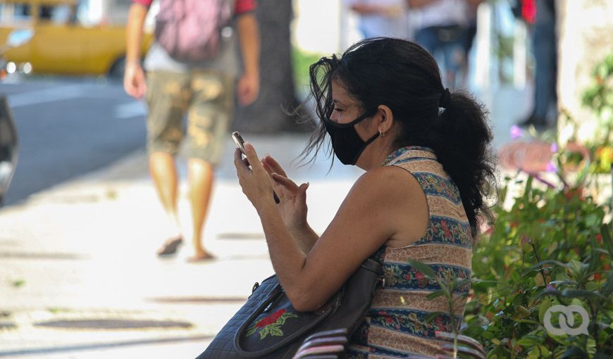 Caída de Facebook en Cuba, mujer cubana en zona wifi, conexión a Internet