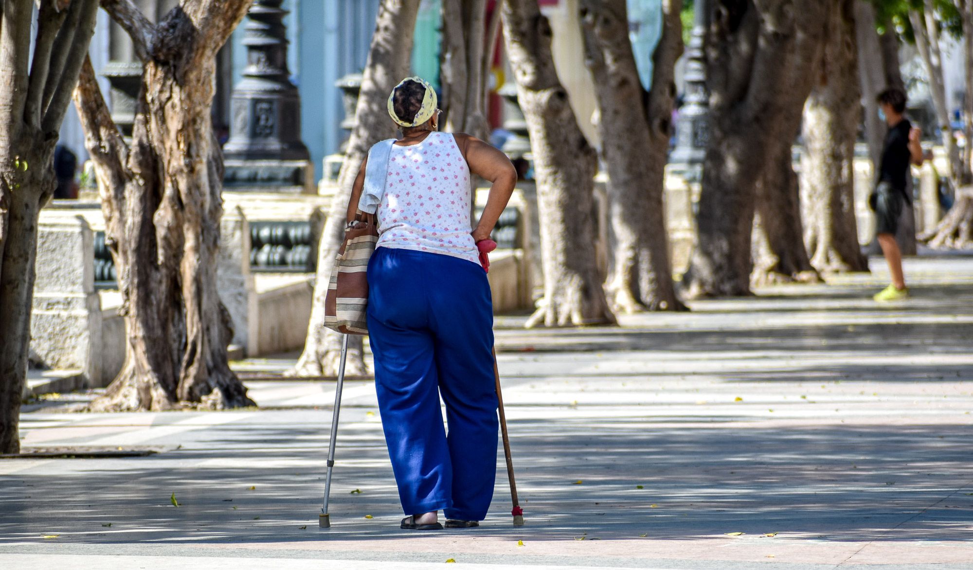 parque anciano mujer muletas