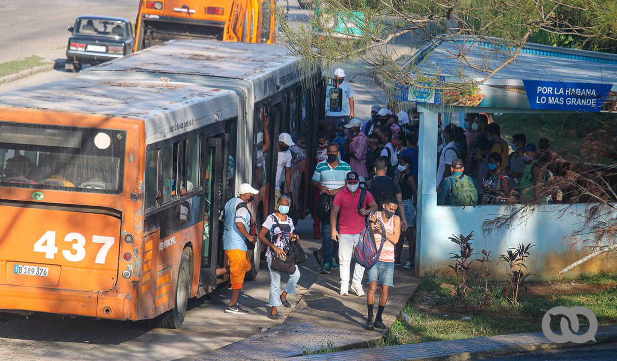 guaguas parada La Habana personas