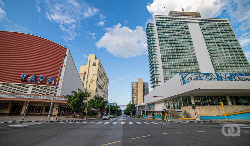 Vedado, La Habana, Cuba, la Rampa, Cine Yara, Hotel Habana Libre, cielo azul