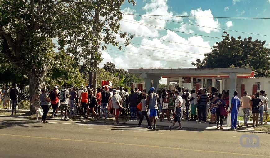 Una fila en La Habana para comprar productos regulados / Foto: Abraham Echevarría
