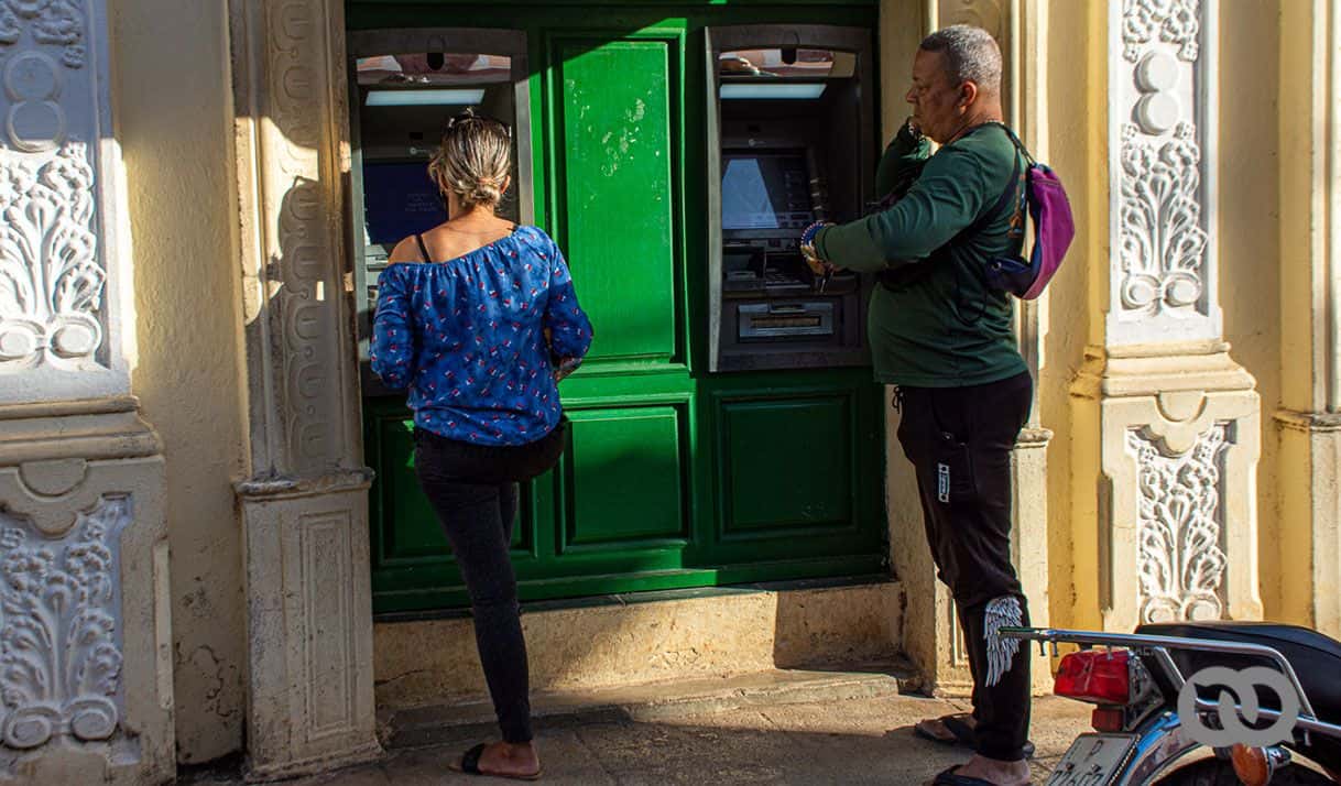 hombre mujer cajero cuba