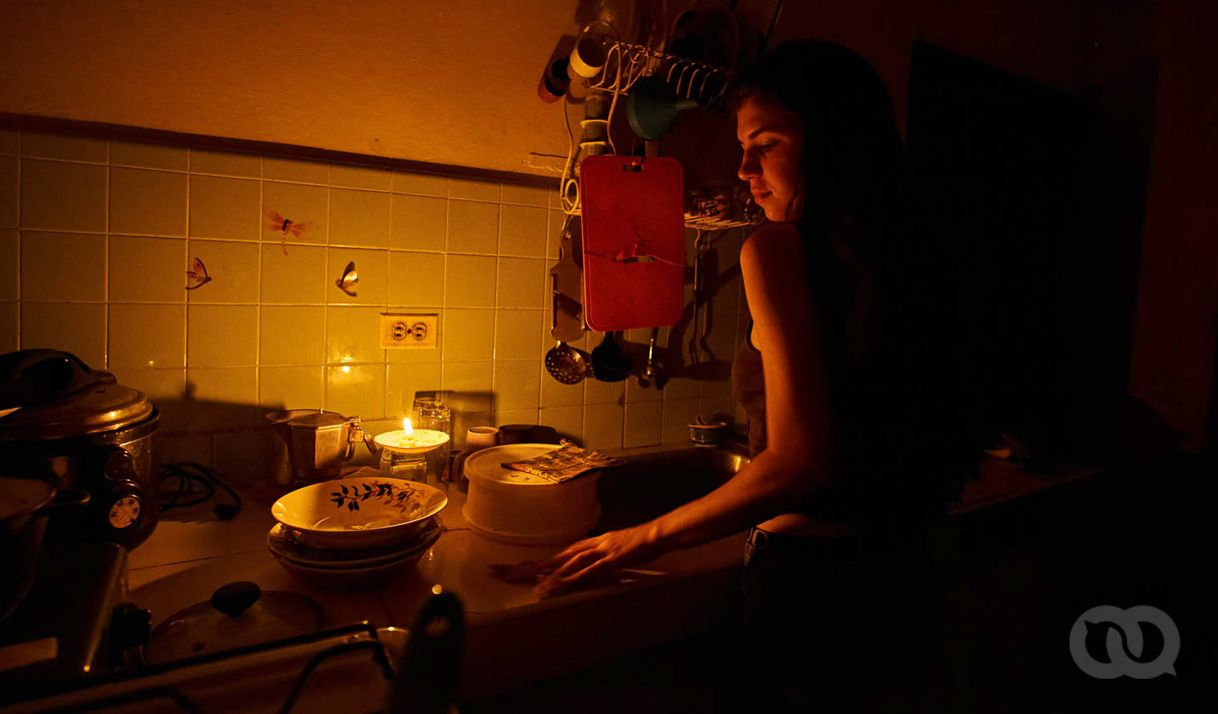 mujer oscuridad cocina apagón vela