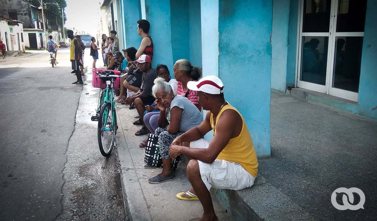 personas cola cuba