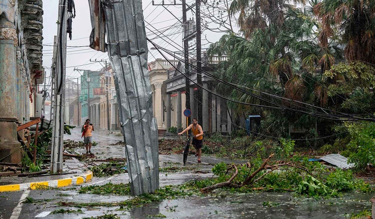 El huracán Ian tocó tierra cubana en Pinar del Río, el 27 de septiembre de 2022. Foto: Ramón Espinosa / AP.